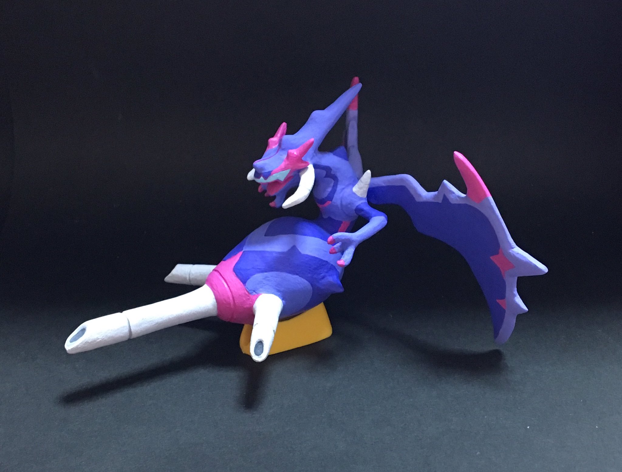 わたし U Tvitteri 石粉粘土でポケモンウルトラサンムーンに登場するub Stingerことアーゴヨンを作りました これからニスを塗るので厳密には完成ではありません 制作期間は約1ヶ月です 実際に作ってみると メガスピアーよりもエンニュートを