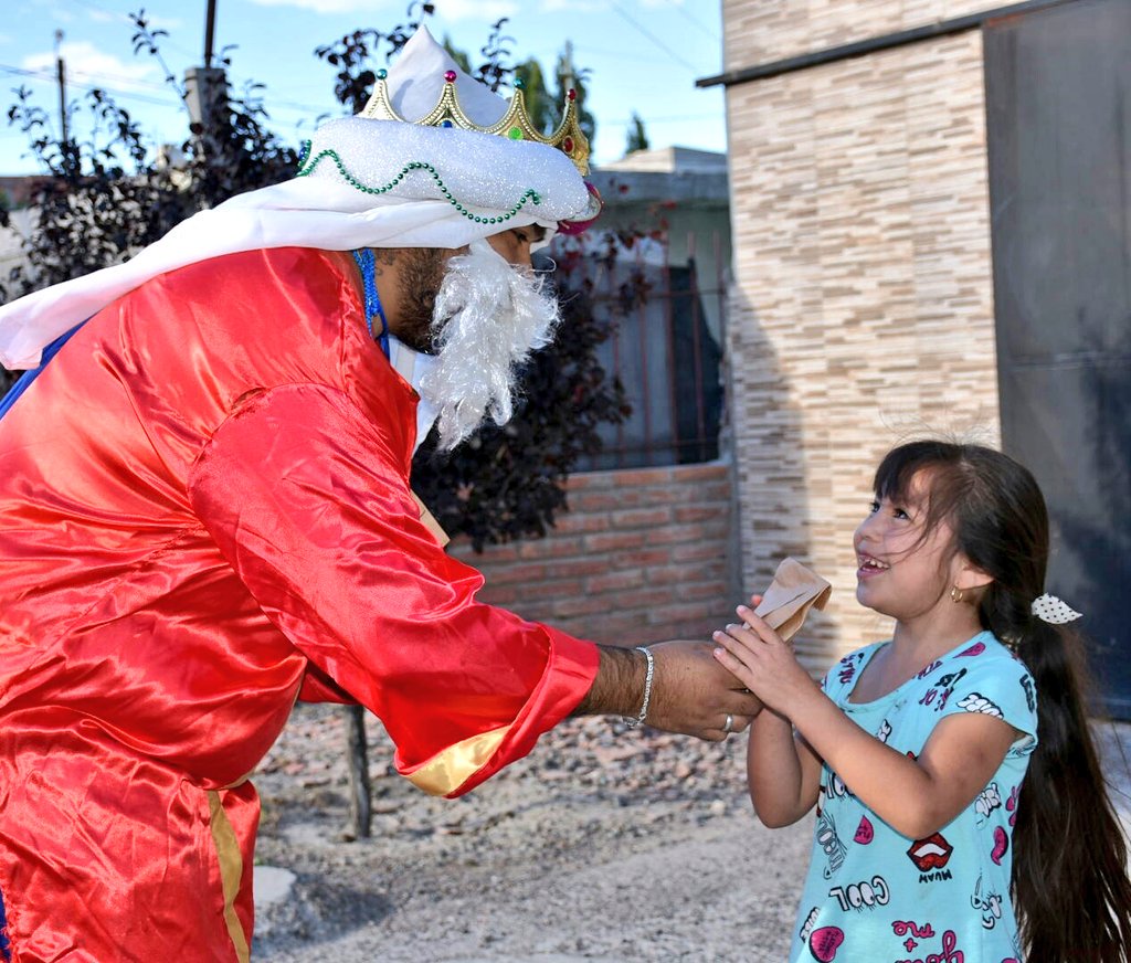ChubutPrimero1's tweet photo. #ChubutPrimero 
Los reyes recorrieron barrios y llevaron alegría a los niños. https://t.co/GUC0YsJ6Ew