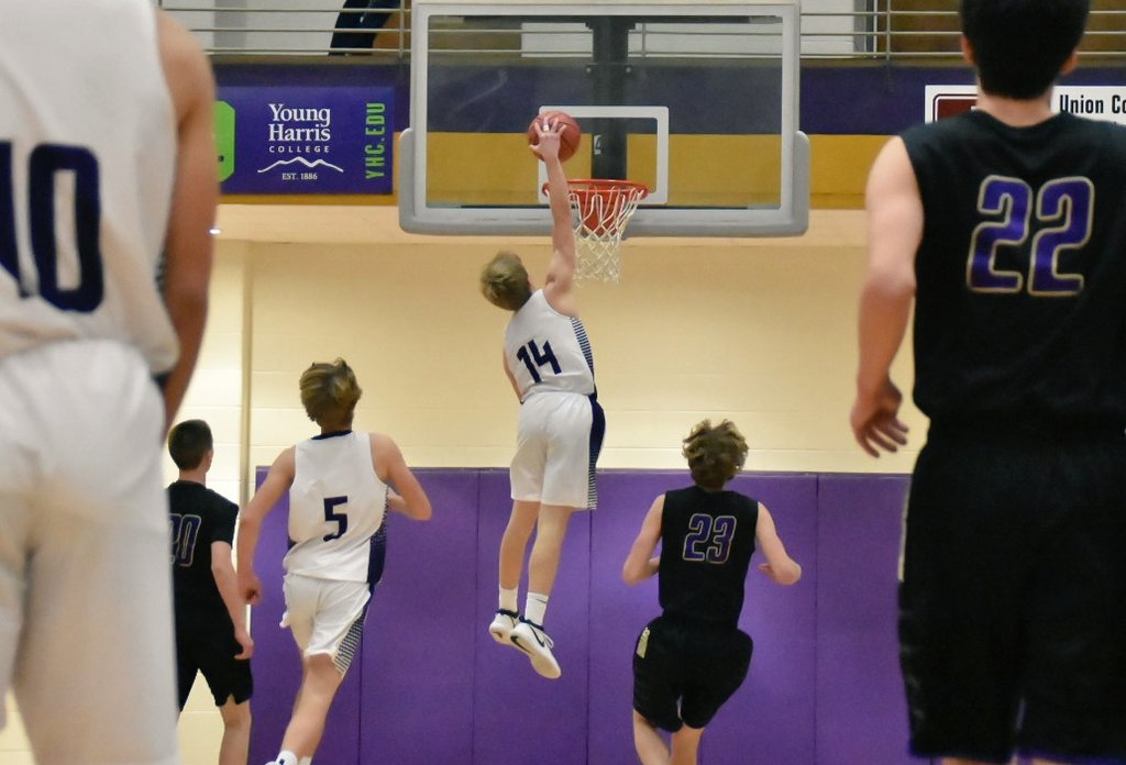 Sophomore Sawyer Drake scores 12 straight in the 1Q to help Union County take a 23-17 lead after one.