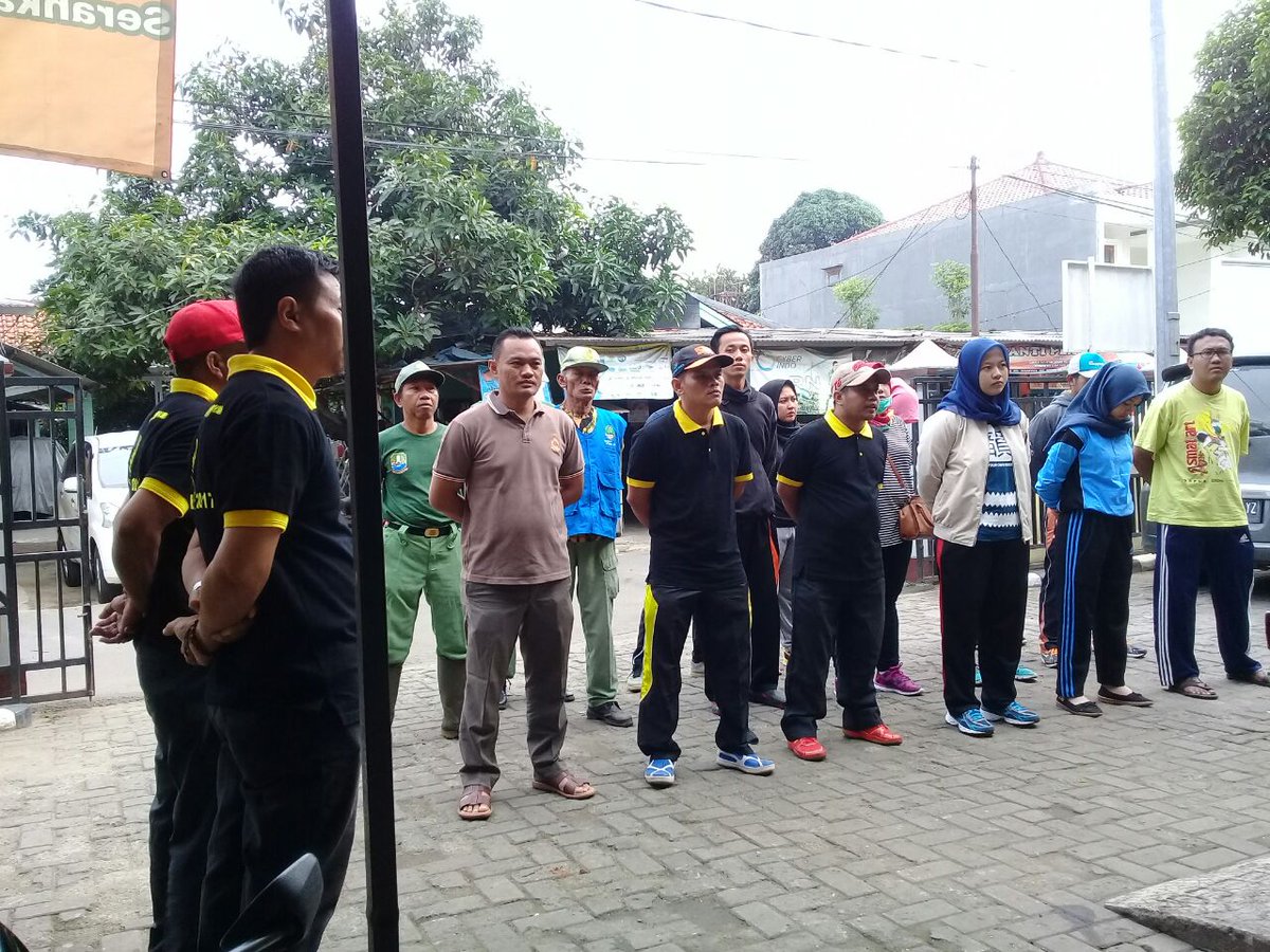 kel_jakamulya's tweet photo. Giat k3 hari ini di lingkungan rw 015 dan rw 08. Bersama lurah,sekel,staf dan linmas.. #ciptakan lingungan bersih https://t.co/Dglqe6cnxu