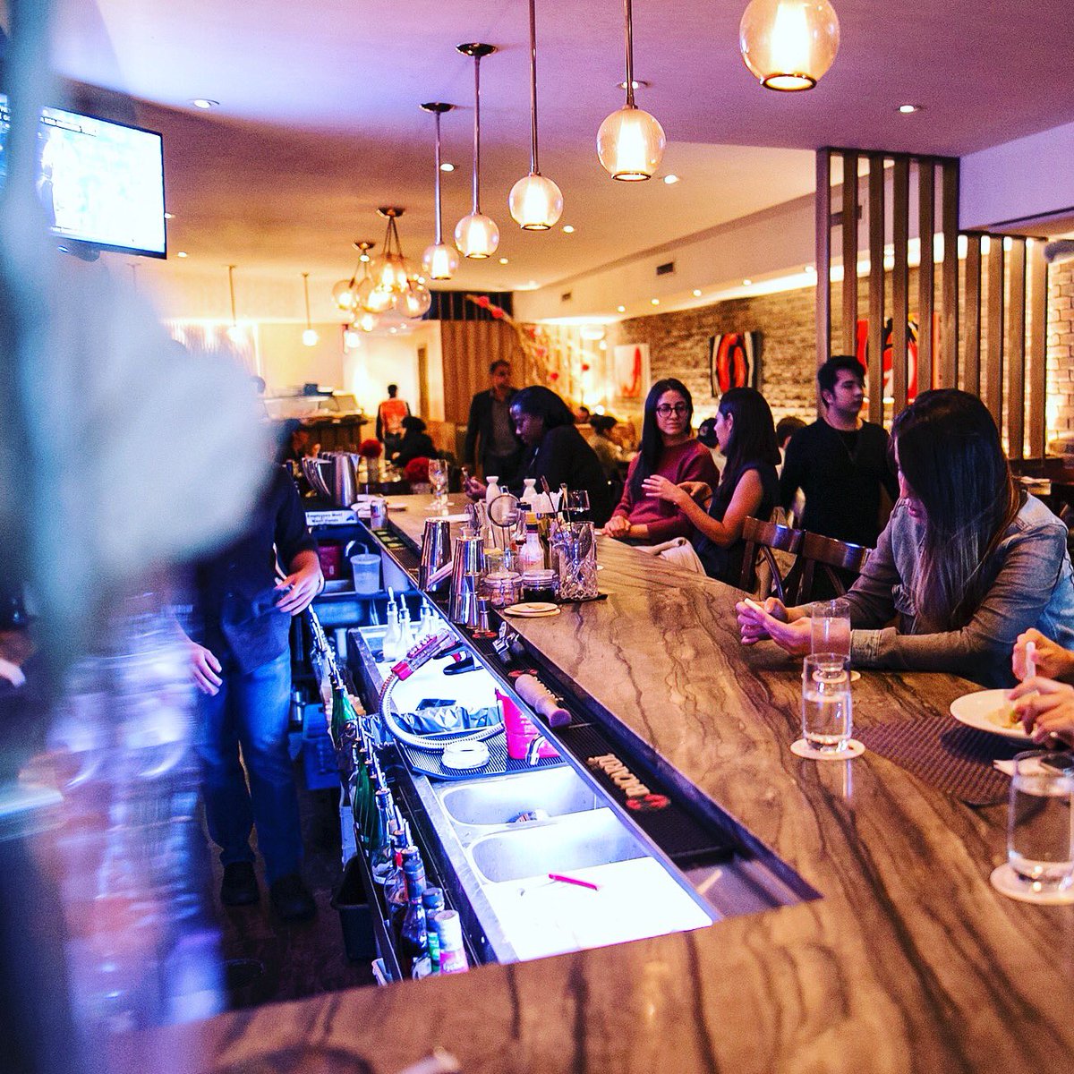 #FRIDAY !!! Come hang out with us tonight at #mirasushiflatiron 🙌🏼❤️😊😎 | #hangout #mirasushiqueens  #nyc #drinks #family #instagood #instalove #instadaily #queens #picoftheday #food #foodporn #cocktails