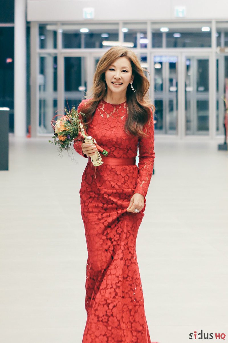 첫번째 #오늘의_중년
이미숙님!
첫 제보는 제가 했구요
요즘 돈꽃에서 열연중이신 이미숙님.
날이 갈수록 아름다워지시고 고혹적이신 배우님이십니다!