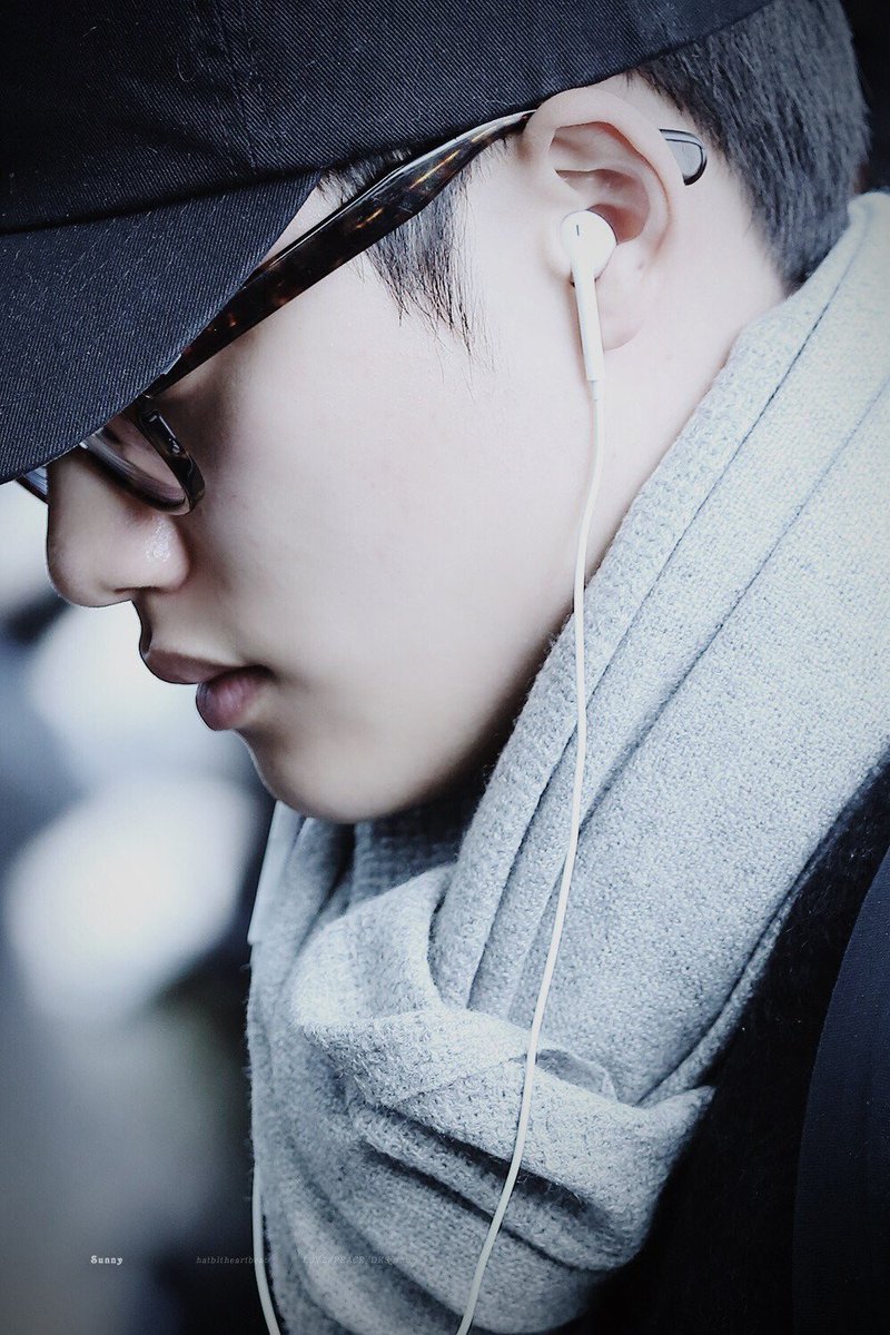 透明肌 幼馴染のギョンスが音楽聴きながら歩いてたから片方のイヤホン取って 何聴いてるのっ って自分の耳に当てたら悲しい恋愛 系のバラードで なんか分かんないけど心がチクってするみたいな ギョンスもこんな歌聴くんだね うん こういう気分