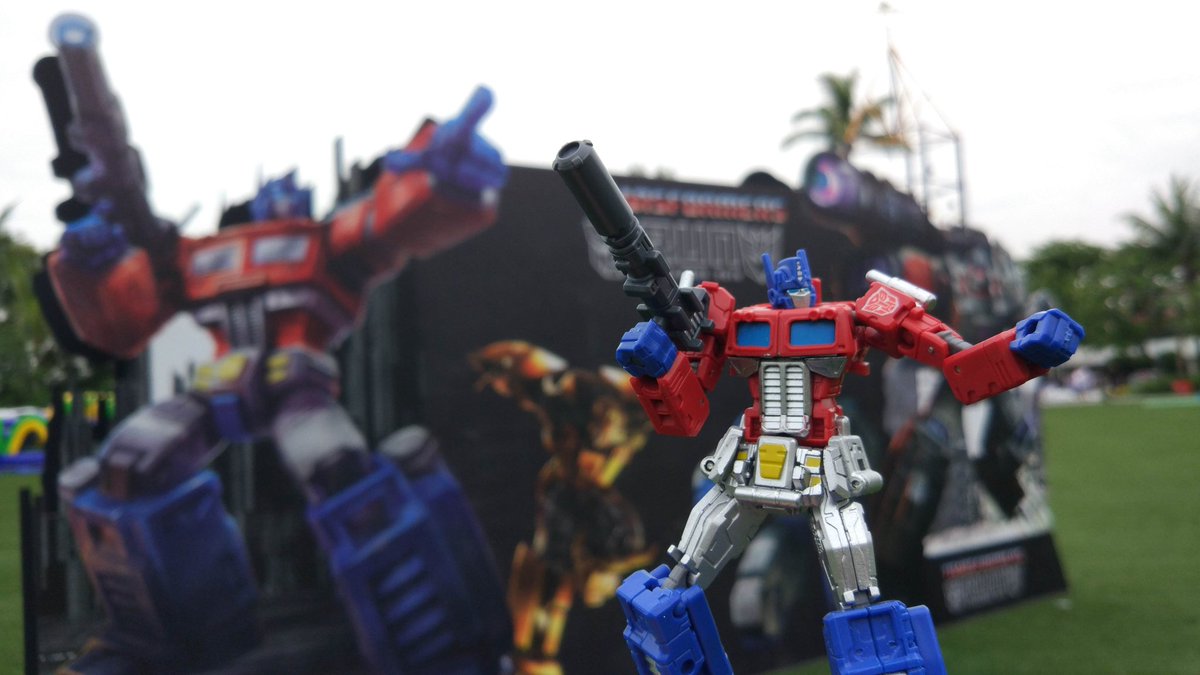 transformersad's tweet photo. You didn't think we'd leave our Transformers at home did you? So here's Prime conducting an ocular (and photo shoot) at the 1st #transformers run in Singapore.. #trsg #transformersrun #toyphotography https://t.co/GT2hiWEGMw