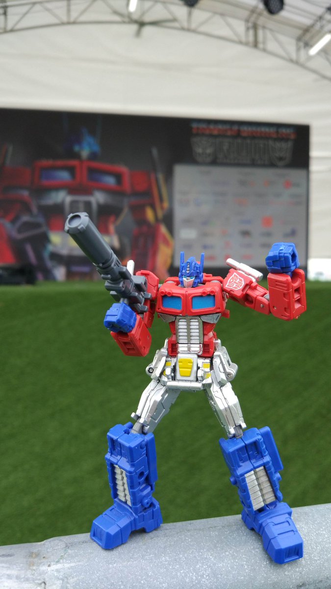 transformersad's tweet photo. You didn't think we'd leave our Transformers at home did you? So here's Prime conducting an ocular (and photo shoot) at the 1st #transformers run in Singapore.. #trsg #transformersrun #toyphotography https://t.co/GT2hiWEGMw