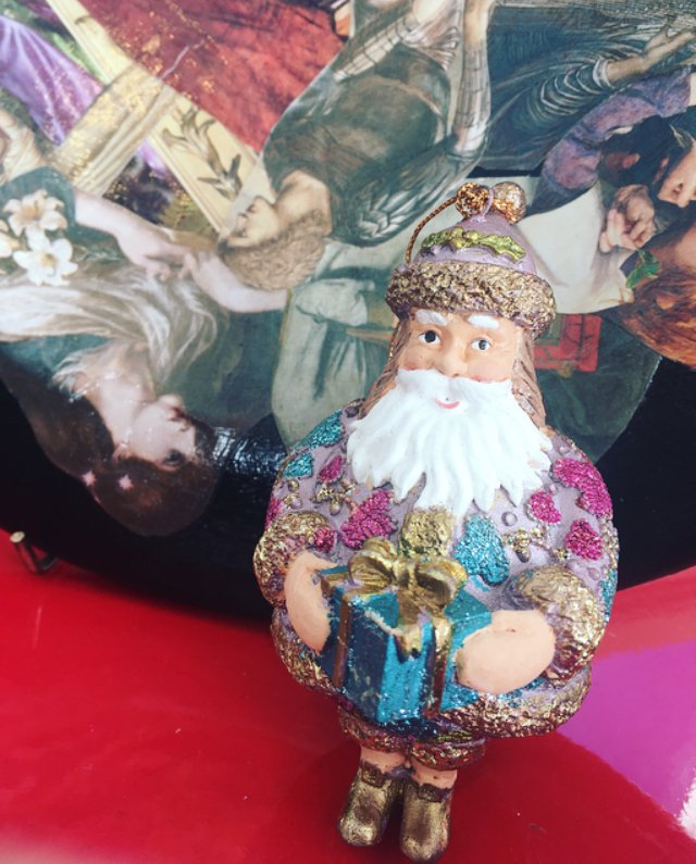 It's Epiphany today, so we're marking the occassion with a wise man heirloom decoration.
#threewisemen #epiphany #christmasdecoration #heirloom #bauble #celebration