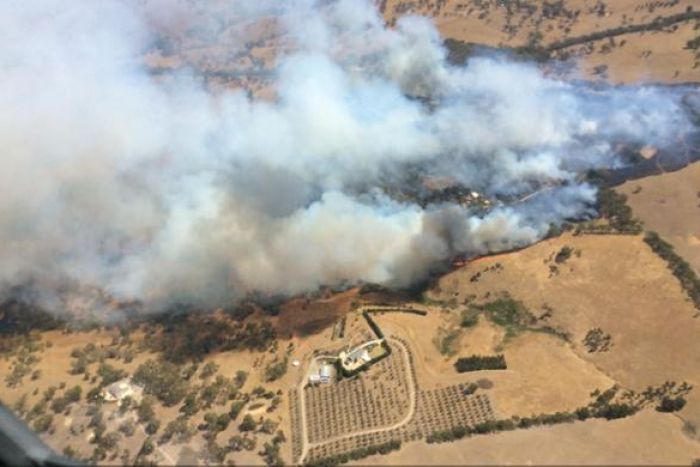 0am8er's tweet photo. Mosquito Hill bushfire: Warning downgraded to watch and act for blaze that #CFS https://t.co/aiEx9KDirq https://t.co/BzqfJjDMnj