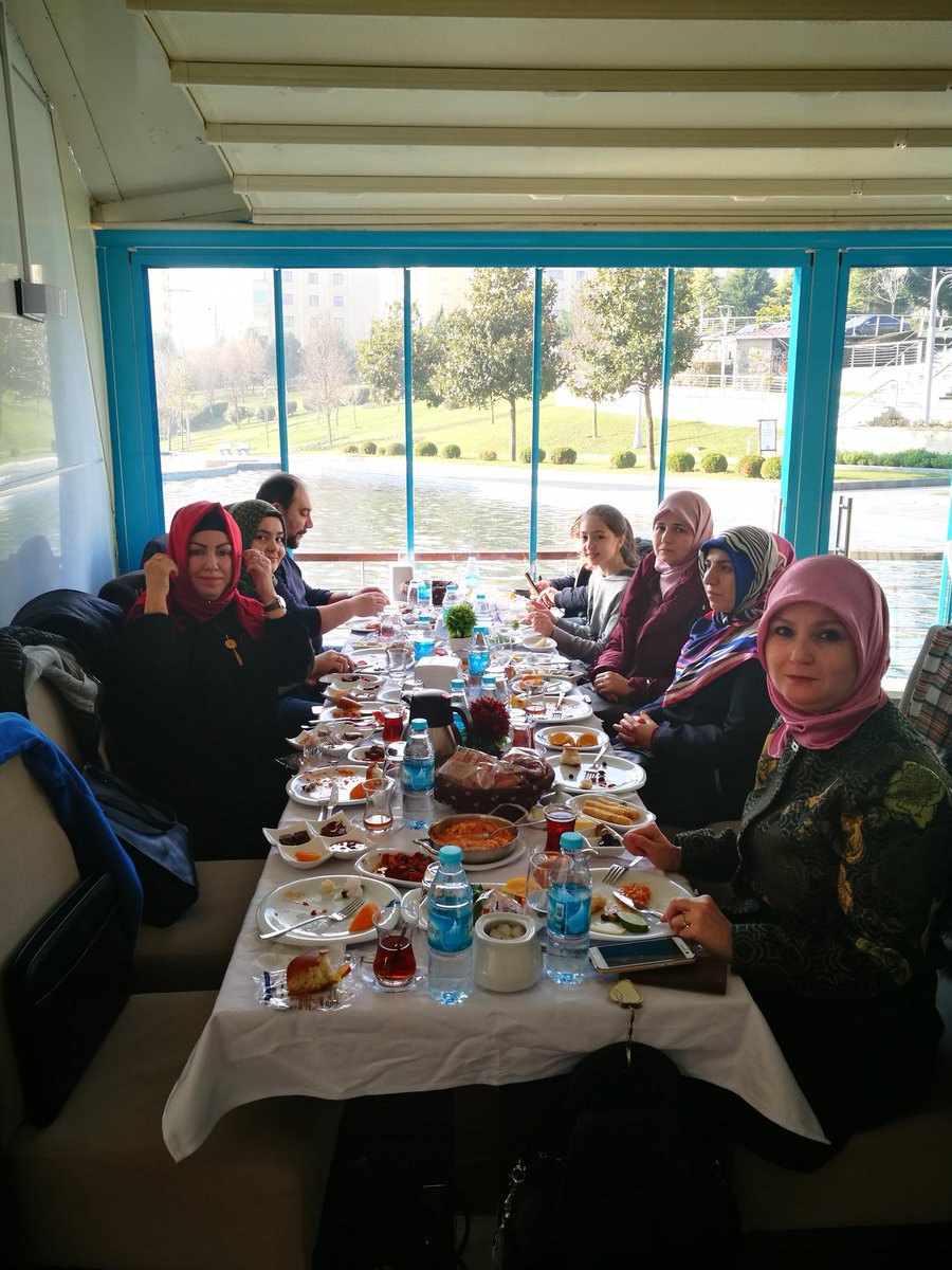 BeyazaySuriye's tweet photo. @TurkiyeBeyazay nin Başakşehir'de başlattığı 'Sığınmacı/Yabancı ve Engelli Gençlerimizi Eğitime Yönlendirme Projesi' ile sığınmacı ve engelli gençlerimizin eğitimlerine mentorluk etmek ve kariyer planlarını yapmak için düzenlenen lansman @TurkiyeBeyazay @lokmanayva Ayva konuşuyor https://t.co/EMhLVrzFk8