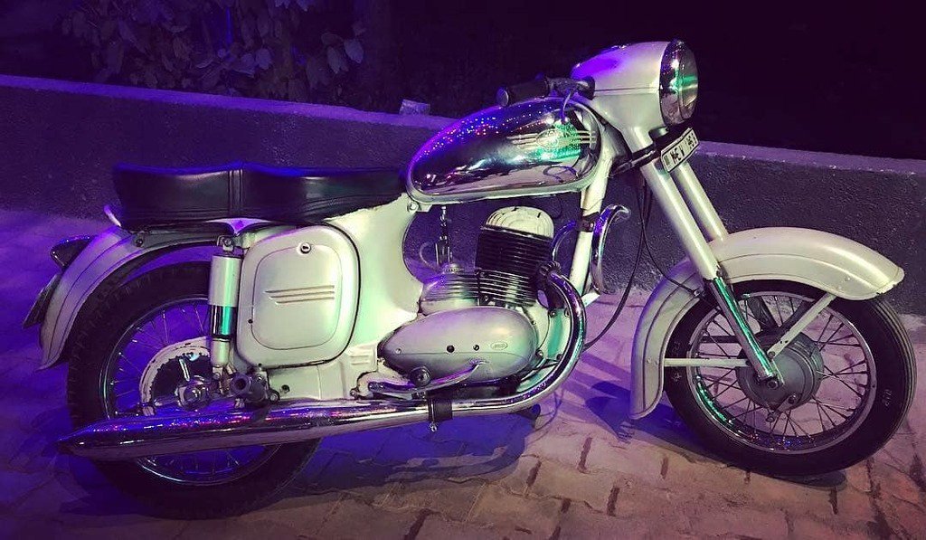 Jawa 250 
Photo courtesy of <a href="/manjunath/">Manjunath Mahishi</a>.nataraja

More photos on - ift.tt/1MOOLiU | #Jawa | #JawaMotorcycles.com | #MadeInCzechoslovakia| #2Stroke | #Chrome | #Biker | #Motorcycles | #JawaCZ | #Yezdi | #Retro | #Vintage | #VintageStyle | #cafera… ift.tt/2CzkaZI