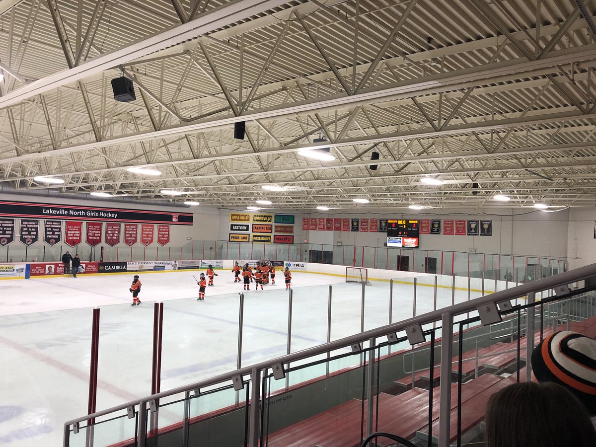 MhdSquirtBlack's tweet photo. Knutson mobbed after he and the Spuds shutout Sioux City 3-0! SOG 31-13 #goalrobber #hardwarehunting https://t.co/xDe8chlMzD