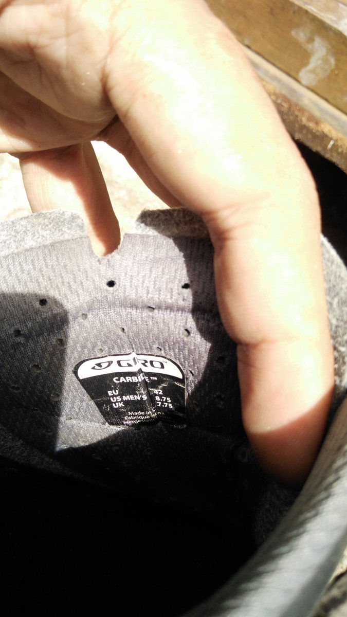 ri_yad's tweet photo. WTS Sepatu Giro Carbide Size 42, good condition, includes cleatset, siap pakai, 900k, cp: 081290683773 #fnfjb @ILSDVSN @MegaBikeshop @FnFjb @AlcatrazTrack thx https://t.co/cxf1CpLNxQ