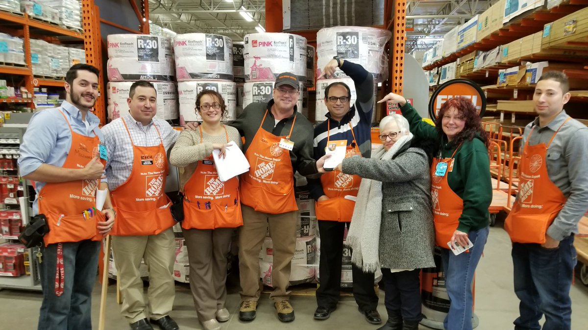 HD6233's tweet photo. DM @hmalak awarding Sean in deliveries with a homer award for his excellent customer service day in and day out! @6233SM @smarteypantz @oasm6233 https://t.co/7Kj0wKdMDQ