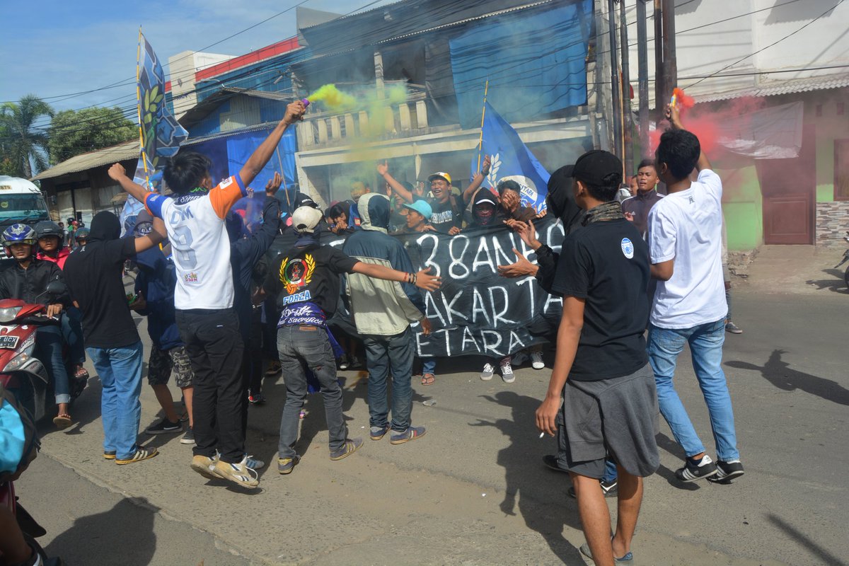 persitarafans's tweet photo. Corteo ULTRAS NORTH JAKARTA menuju stadion Tugu. #ultras #ultrasnorthjakarta #persitara #PERSITARADAY #persitarafans https://t.co/25VxNfNJKf