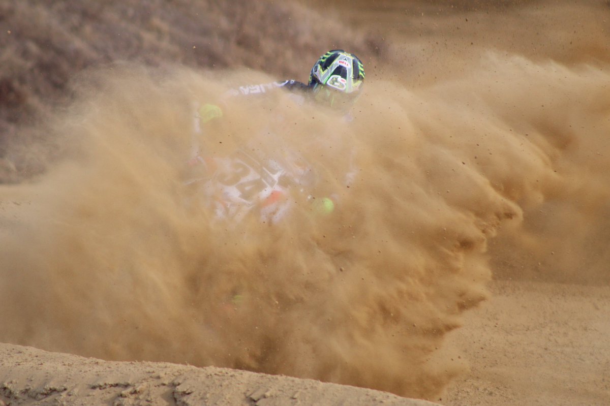 252DirtLife's tweet photo. Lurking in the sand storm #motocross #YAMAHA #EngineIce #btosports #mikametals #dt1filters #dragon #oneal #450 #Sand #living #fun #rynopower #MX #motolife #Sandstorm https://t.co/1ofWqh9fow