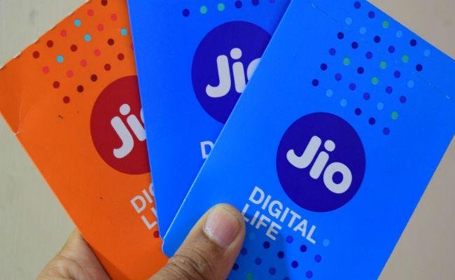 prabhatkhabar's tweet photo. Jio New Year Offer : डेटा लिमिट बढ़ी, पैक हुए 50 रुपये सस्ते...!
https://t.co/W0CC85srUl #Jio #RelianceJio #Offer #Cashback #mobile #reliance #MukeshAmbani #ril40 #Telecom #business https://t.co/iNLeOT1dgE