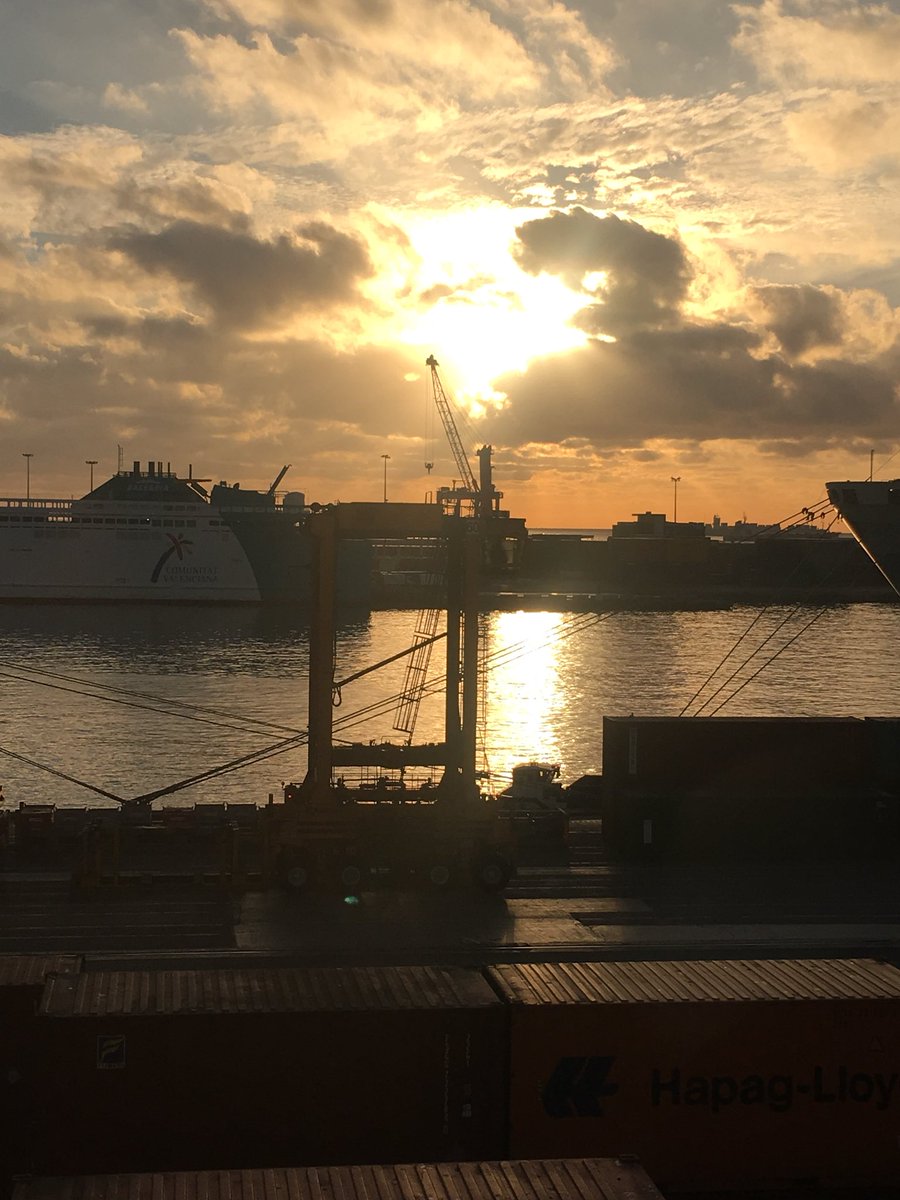 LloretRomero's tweet image. Bon dia de Reis!!!
#privilegis d’ #estibador 12h avui donant servei. 
Obrirem els regals a la nit 😜