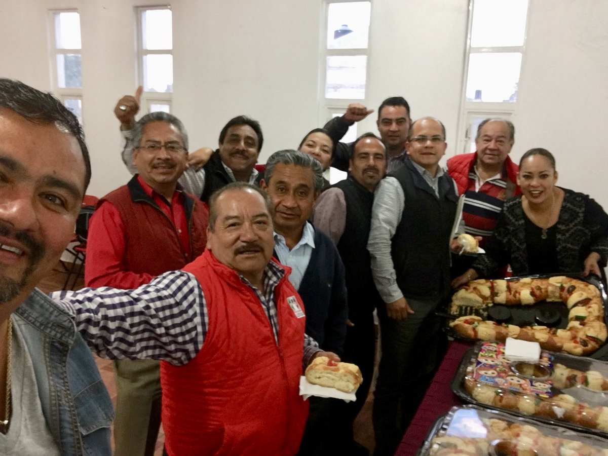MadariagaConrad's tweet photo. Aprovechando la reunión de trabajo de #PRIZonaOte un receso para la rosca que invito la Subsecretaria @eretoledop @ErnestoNemer @AndresAguirreRo #PRImeroTú #DiaDeReyes https://t.co/Tp0qTQd7MD