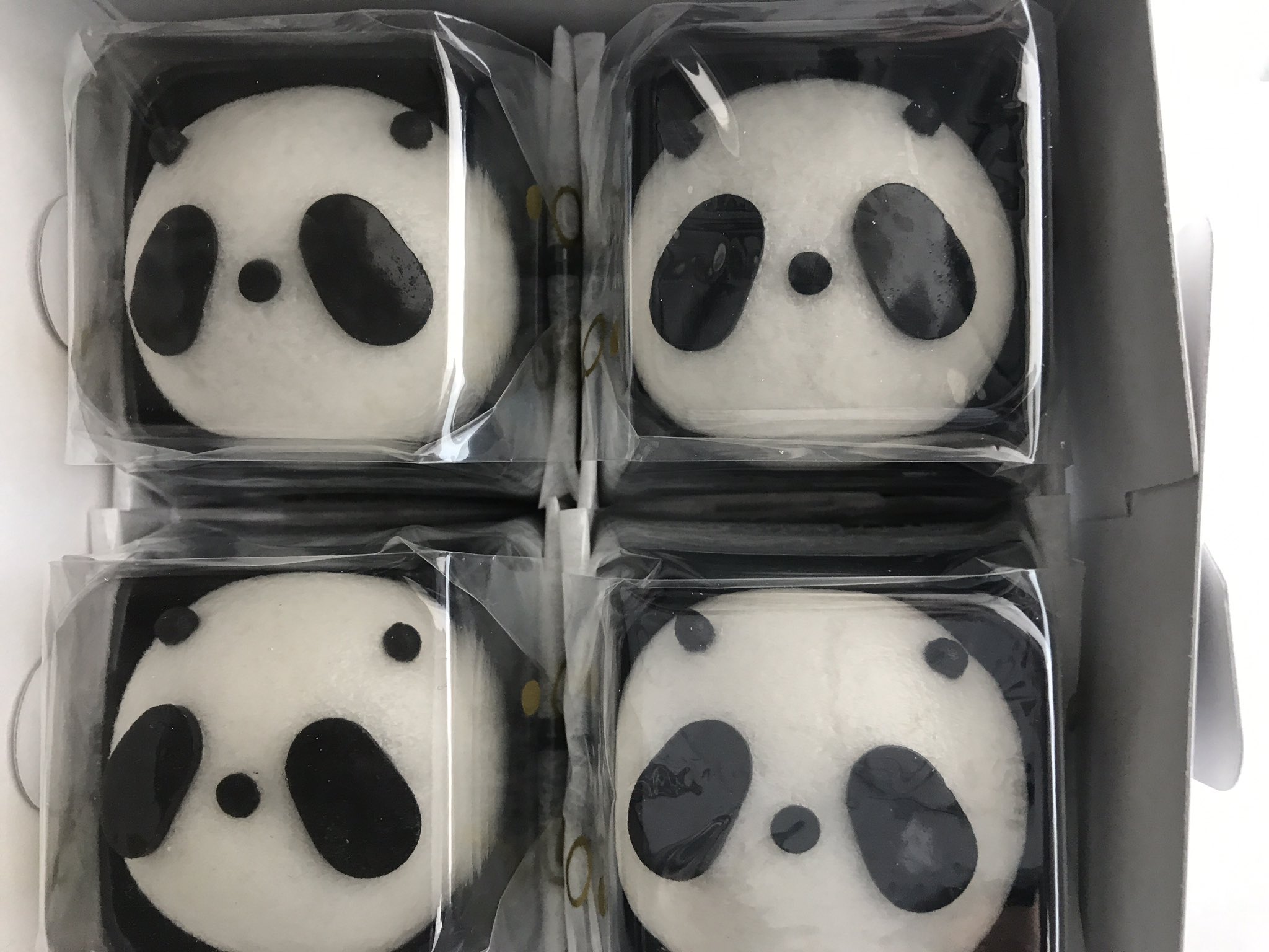 画像 上野公園のパンダポスト シャンシャンまつりはパンダグッズや食べ物 などあって楽しかった 郵便局も店出してて記念切手買ったけど 可愛くて多分使えないやつ パンダまん まとめダネ