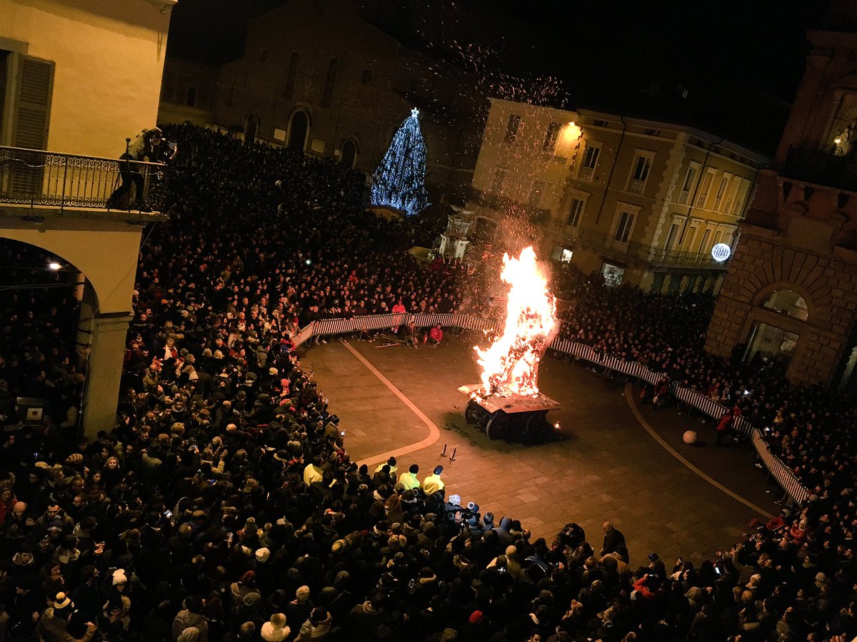ManuRontini's tweet photo. Mai vista così tanta gente in Piazza del Popolo... bellissima ieri sera la #nottdebisò2018... w i Rioni, w il Palio del Niballo!

#Faenza
#iloveFaenza https://t.co/WzYOZaYscV