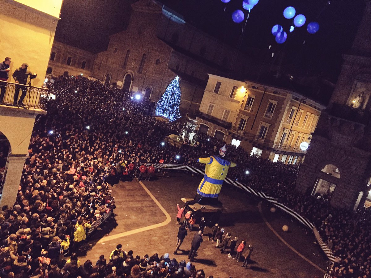 ManuRontini's tweet photo. Mai vista così tanta gente in Piazza del Popolo... bellissima ieri sera la #nottdebisò2018... w i Rioni, w il Palio del Niballo!

#Faenza
#iloveFaenza https://t.co/WzYOZaYscV