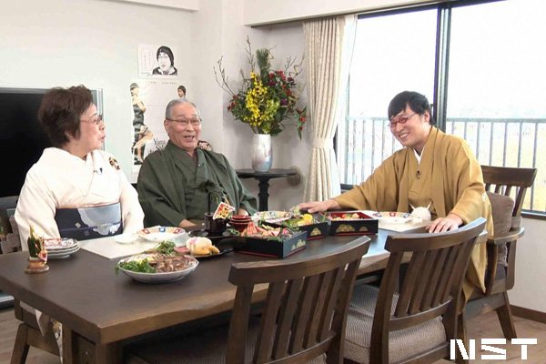 ボクらの時代 新年初回まさかの山里亮太さん実家のリビングで家族対談 山ちゃんを誉めまくるご両親が面白すぎてトレンド入り Togetter