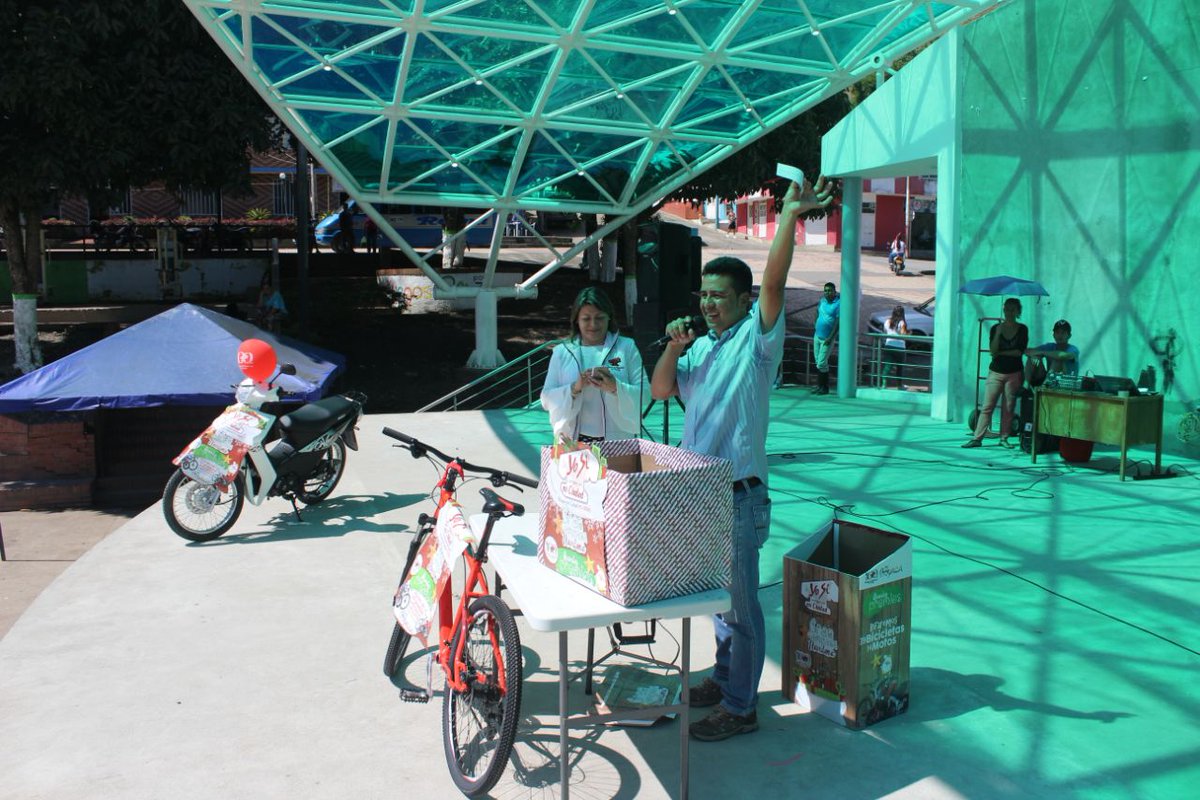 camaratunja's tweet photo. En el sorteo de los municipios de nuestra campaña #YoSíComproEnMiCiudad, en #Otanche resultaron ganadoras de la bicicleta, Leticia Ordóñez Ruiz, y de la moto, Dora Inés Buitrago López🙌 https://t.co/TnGTU5PBXO