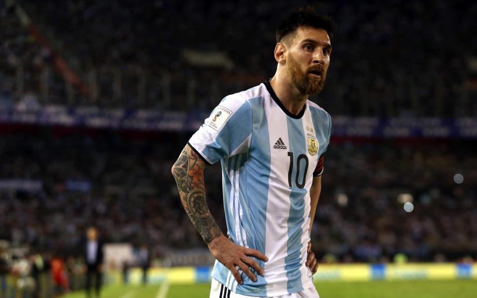 PhhotoLives's tweet photo. Quien es el mejor deportista de la historia argentina? 

RT #NBAVOTE Manu Ginobili

FAV Lio Messi https://t.co/f6C9RW2WbR