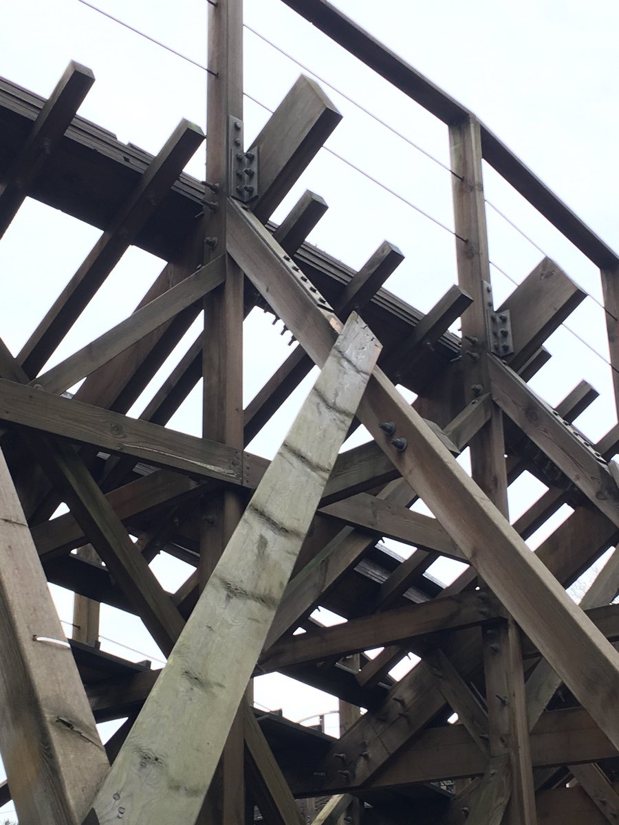 _Eftelingen's tweet photo. Deze plank zit helemaal los en gaat helemaal heen en weer bij het voorbij komen van het karretje @Efteling #jorisendedraak https://t.co/JmmOtwzWUB