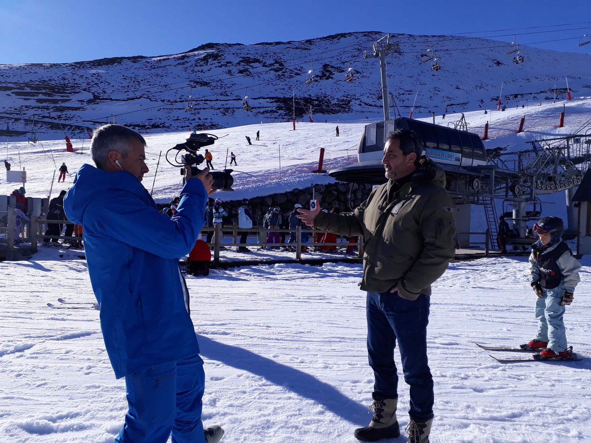 SaintLaryAlti's tweet photo. Interview à la station de #saintlary #saintlaryaltiservice pour tester l'appli gratuite #YouCatch sur les pistes ! Ça marche ! Plein de cadeaux à gagner ! 😎🎁🎈🎉🎤🎥 https://t.co/SUbyK8PwJ6