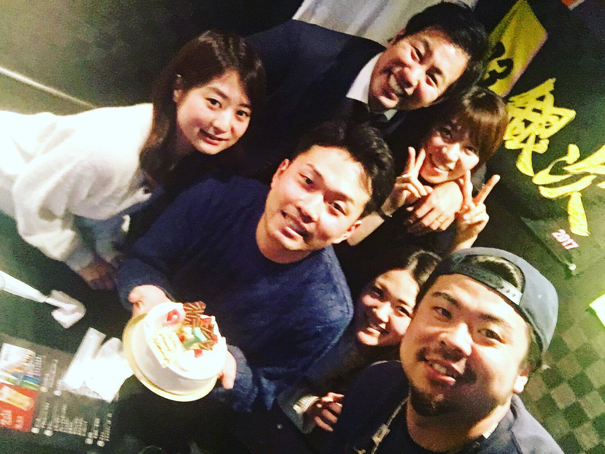 LongFie15056927's tweet photo. こんばんは‼️
本日も18:00~OPENです‼️
昨日は地元の新年会&けんちゃんの誕生日会㊗️
最高ですね😎
本日も皆様のお越しを心よりお待ちしております‼️
#LongField
#仙台
#国分町
#スポーツバー
#ベースボールバー
#sportsbra
#baseballbar https://t.co/pgVNLEw6GF