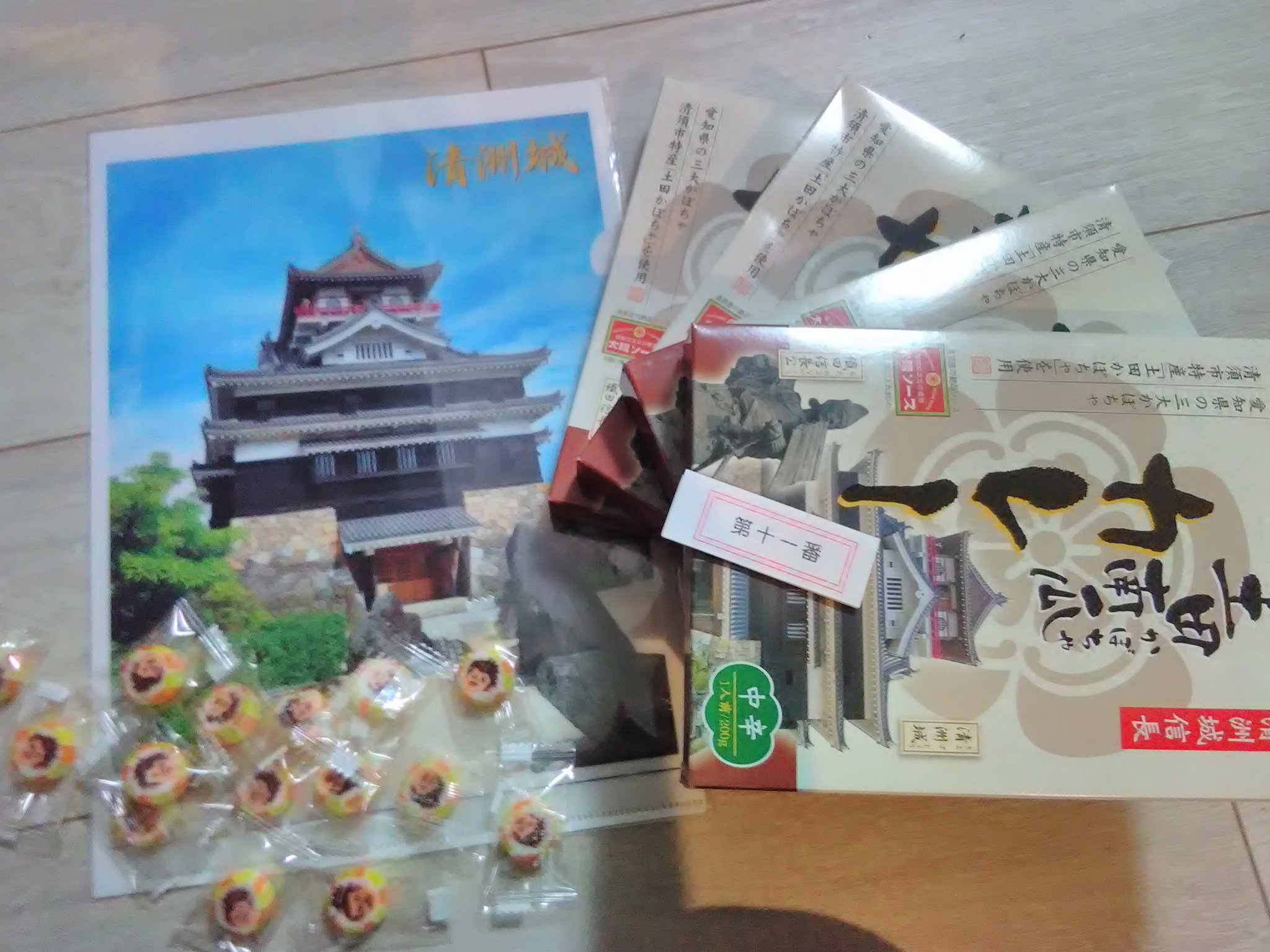 佐々成政 清洲城天下布武 ふるさとの館で福袋的なのを売ってたのじゃが 何と350円のカレーが４つ入って1000円という しかも清洲城クリアファイルと御館様金太郎飴 食べてよいのか おみくじまで入っとるお買い得じゃぁー 因みに 入ってるものは
