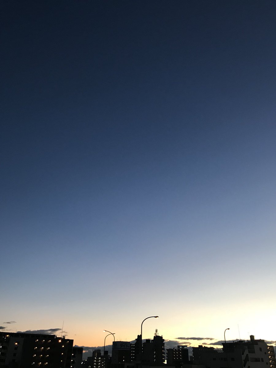 Audreytk Melodytk改め No Twitter 青い空と夕焼け空のグラデーション 今日の空模様part４ 17時分の空模様 夕暮れ時 夕焼け 夕暮れ空 夕焼け空 空色のグラデーション 18年01月06日土曜日