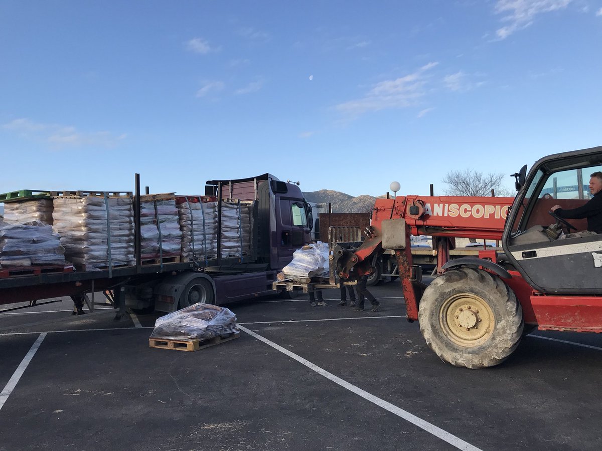 PonzeveraJu's tweet photo. Départ imminent pour la Costa verde, livraison d'aliments et matériels pour venir en aide aux agriculteurs lourdement touchés par la catastrophe du 3 janvier dernier. 
Un grand merci au #Nebbiu et #CapiCorsu pour leur soutien précieux. 
#FeuCorse 
#Sulidarità https://t.co/QzkFtzbH86