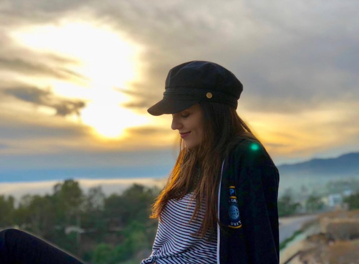 VictoriaJustice's tweet photo. Happy place. ☁️🌞☁️ https://t.co/nIfH89bimm