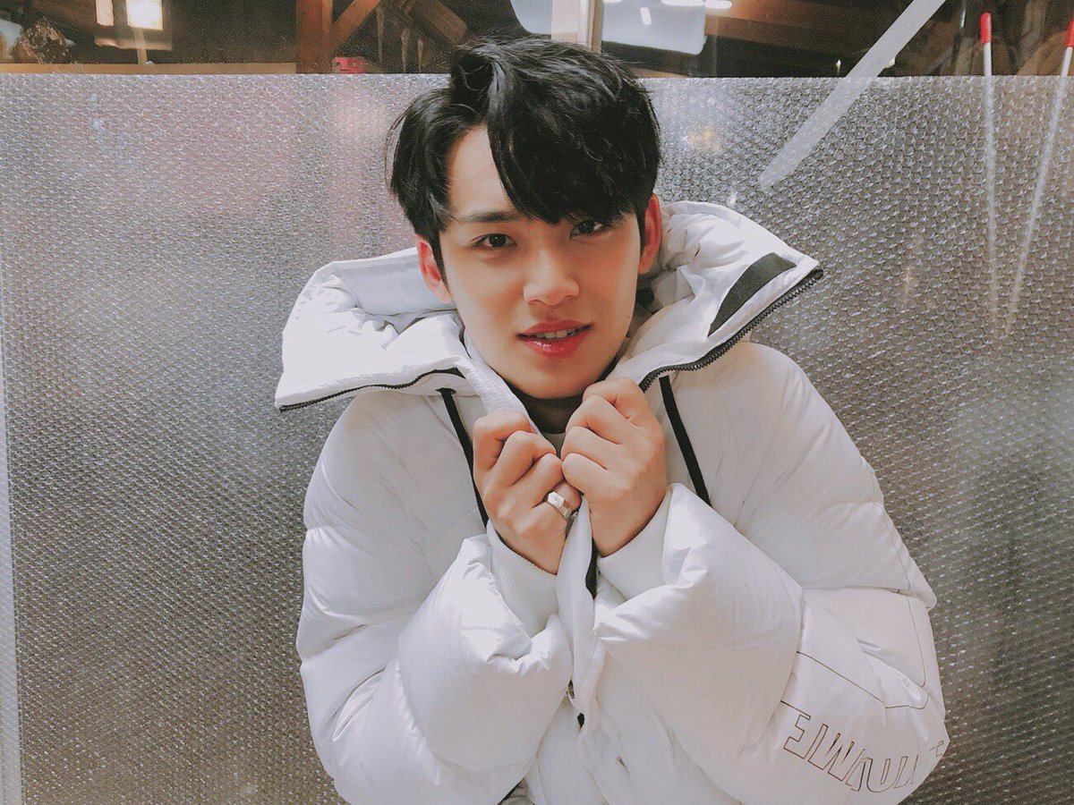 pledis_17's tweet photo. [17’S 민규] 춥다 추워! 😖 이렇게나 추운 날씨를 저 멀리 날려줄 민규와 함께할 캐럿들은 잠시 후 6시 10분 SBS 마스터키 잊지 말고 본방사수! #이번주도_밍스터키 #잘생김_뿜뿜_훈훈함_뿜뿜 https://t.co/PxVZcjtAIS