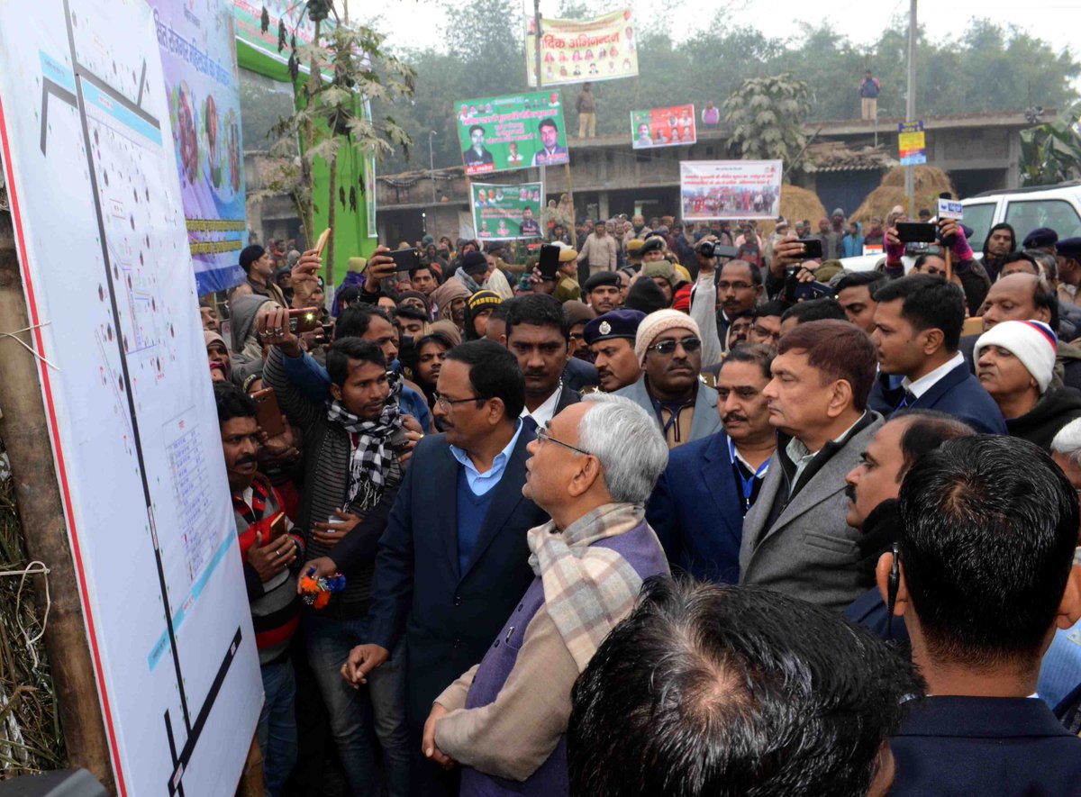 NitishKumar's tweet photo. विकास कार्यों की समीक्षा यात्रा के दौरान सुपौल में 7 निश्चय के तहत योजनाओं के क्रियान्वयन तथा विकास कार्यों की स्थिति का जायजा लेते हुए।
https://t.co/H5iUdQCfRs https://t.co/W5ZfNLsNZ9