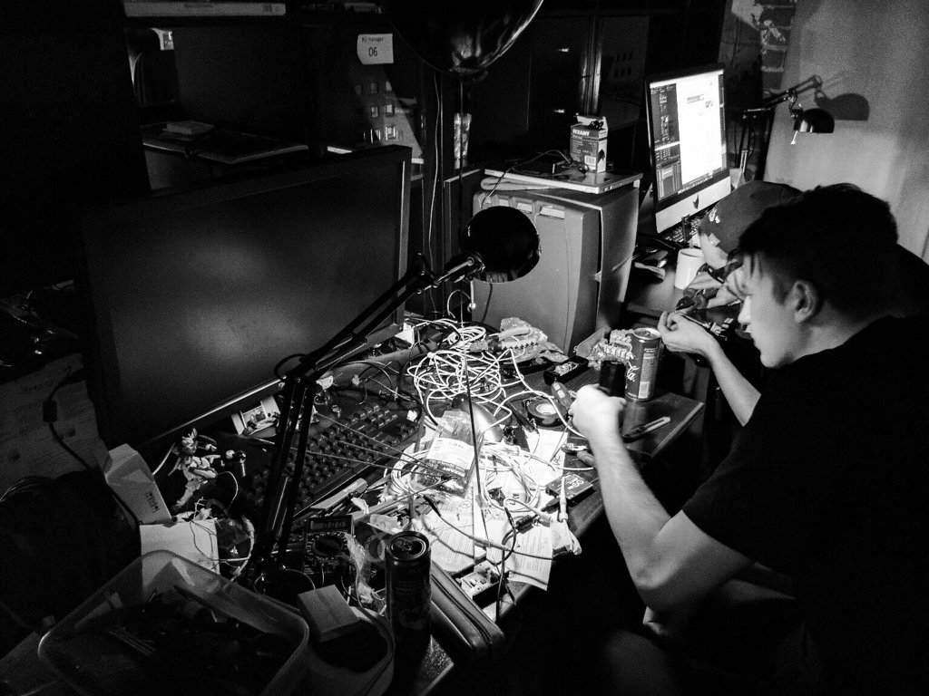 noobusdeer's tweet photo. One regular day in office with friend @tema_ra #wiring #soldering #arduino https://t.co/1BUwSFMTcH