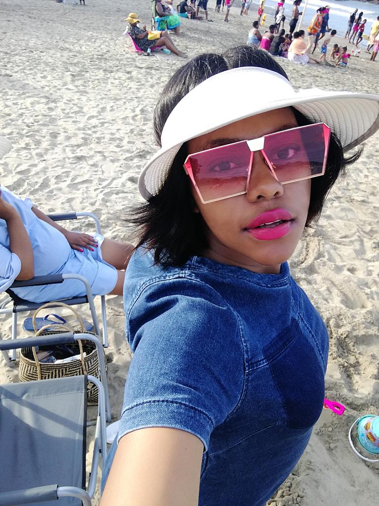 lukhonamshana's tweet photo. Hanging out at the beach with Cbally wami @ the beach, #FestiveThings. Maphikwana... https://t.co/qBUQESoJdB