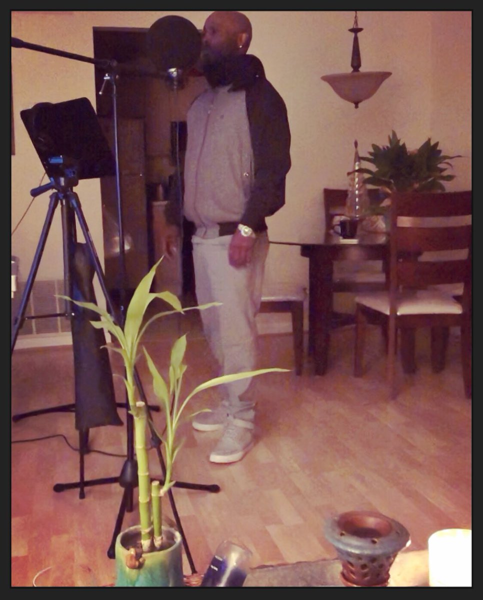 dreed0720's tweet image. Traditional #studio is a thing of the past #workingonsomething #greatsupportteam  #staytuned #BGV #leadvocals #encourgeyourself #2k18