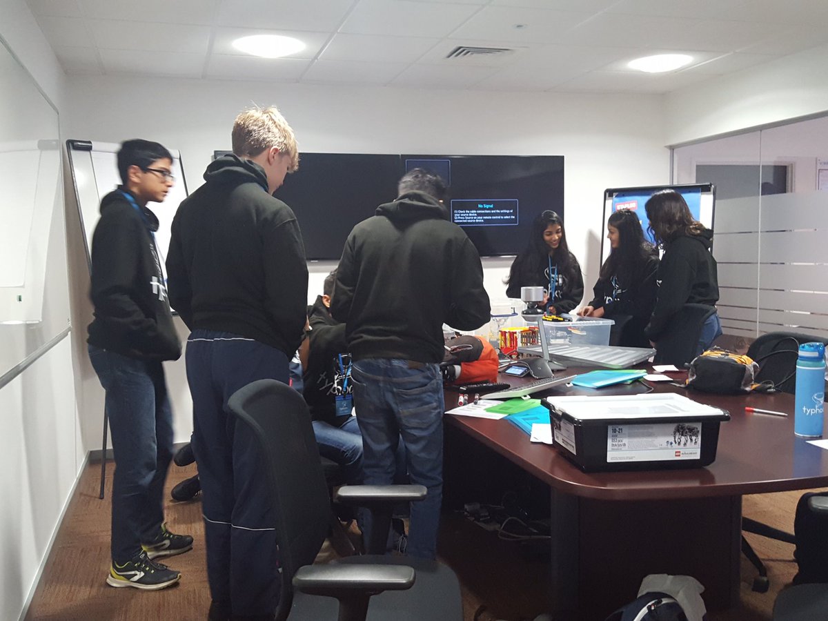 teamtyphoonfll's tweet image. Final preps before our first run #FLLHydroDynamics