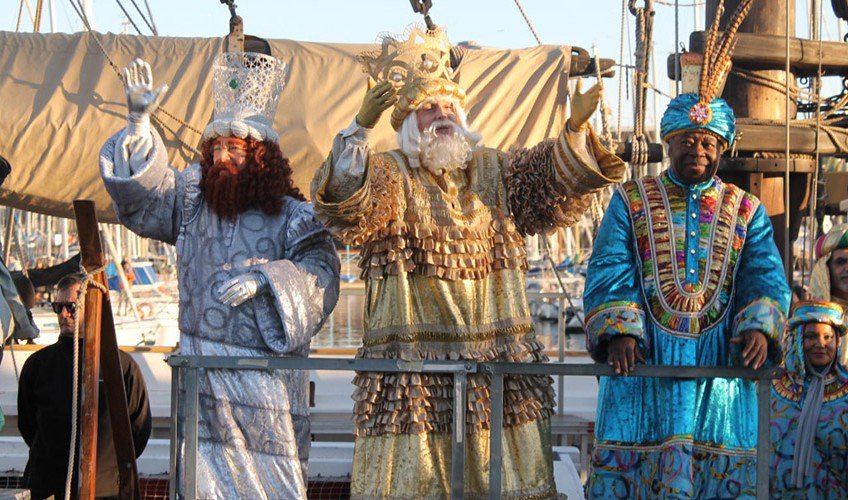 CustomDentalBCN's tweet photo. Llega la gran cabalgata de Los Reyes Magos. Te la vas a perder? Para ayudarte, te dejamos todo el recorrido y los horarios en nuestra ciudad, Barcelona. Viva la ilusión. info@customdental.cat #cabalgata #reyesmagos #Barcelona #SantperedeRiudebitlles #regalos #fista #alegría https://t.co/BdVgqmiaDj