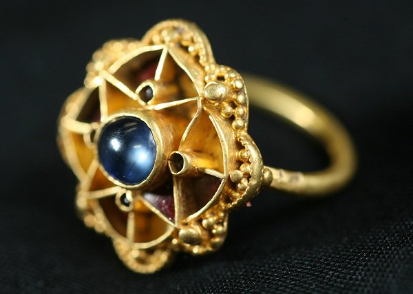 YorkshireMuseum's tweet photo. The #EscrickRing (AD 440-600) demonstrates the wealth, power and connections of Northumbria’s Anglian kings. Discover more in our new #MedievalYork display. https://t.co/hdsC549HcV https://t.co/JUsiZY7KD6