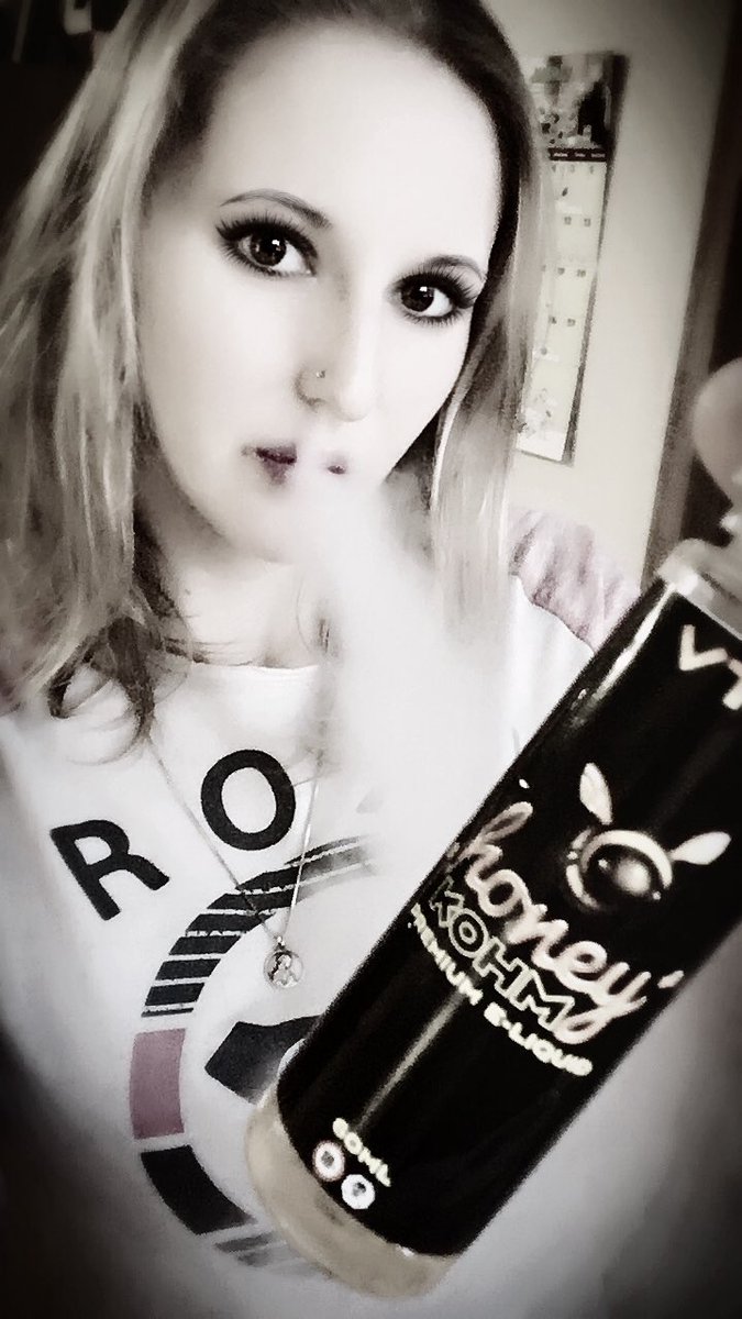 foggingblonde's tweet photo. #FoggingBlonde #vapenation #promomodel https://t.co/mUzvQbhblP