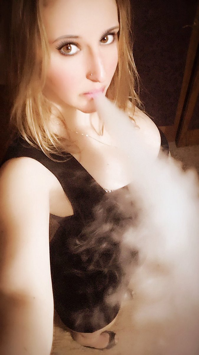 foggingblonde's tweet photo. #FoggingBlonde #vapenation #promomodel https://t.co/mUzvQbhblP
