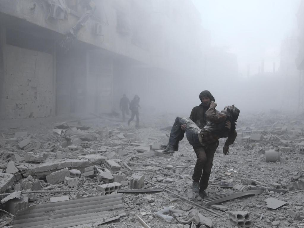 pointat7's tweet photo. At least 28 civilians killed in Syria, ...

A wounded man is carried following an air strike on the rebel-held besieged town https://t.co/tWyj0NHczZ