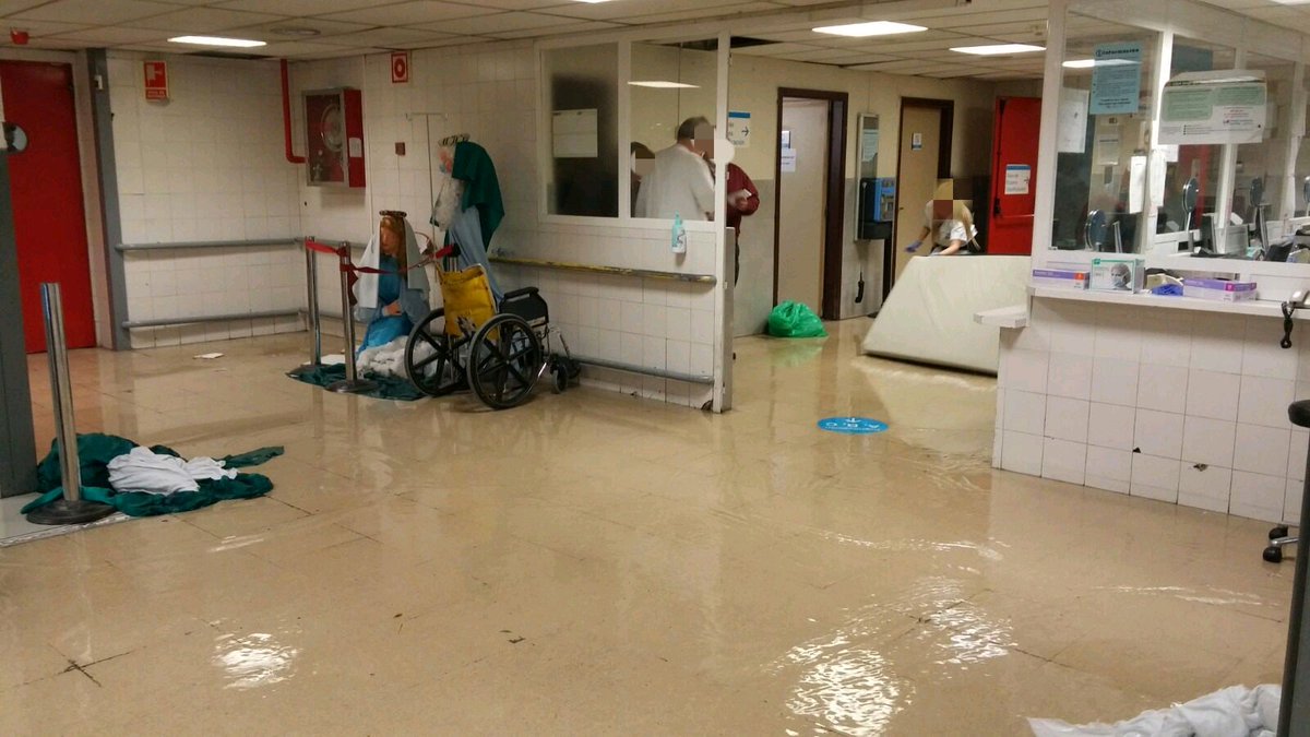 Urgenciaslapaz's tweet photo. Los #ReyesMagos nos han traído una nueva piscina cubierta! Estáis todos invitados! Eso sí, traeros vuestra propia colchoneta que  las tenemos todas ocupadas @ccifuentes @eruizescudero https://t.co/XIksqlyBlP