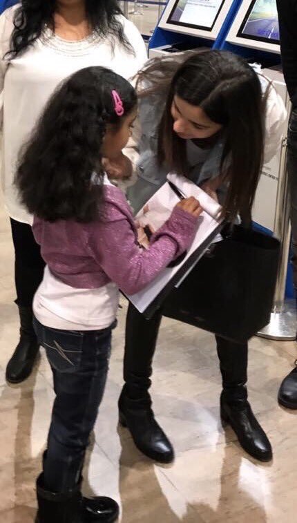 AliaCluster's tweet photo. Alia with a little fan at the airport.🦋💕 #AliaBhatt https://t.co/RKin4nv5jn