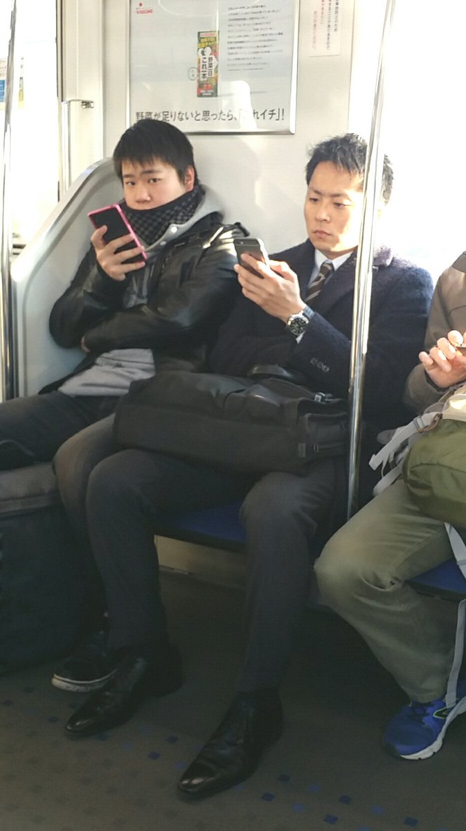 U 1 無性に無性な感じです イケメンリーマンの鞄もジャマなんですが それより隣のかわいい若者が気になってしょうがなくて 見られちゃったみたいだけど T Co Azqqnco6er Twitter