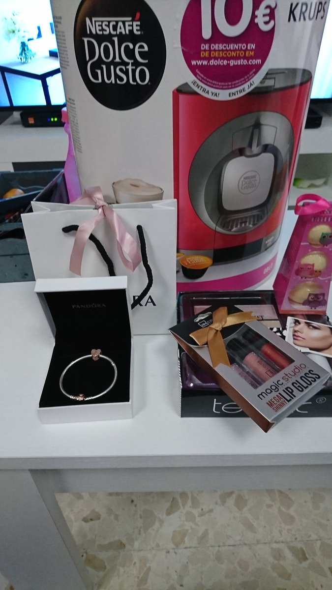 Alejandra9890's tweet photo. Cuando tu chico sabe que eres una romántica y te regala una pulsera de #Pandora y no una cualquiera.... Para que empiece mi historia y la pueda llevar encima. #LoveTotal #MiReyMago #DiaDeReyes Los demás tambi��n me han gustado pero se han eclipsado https://t.co/9h2M8tP6BH
