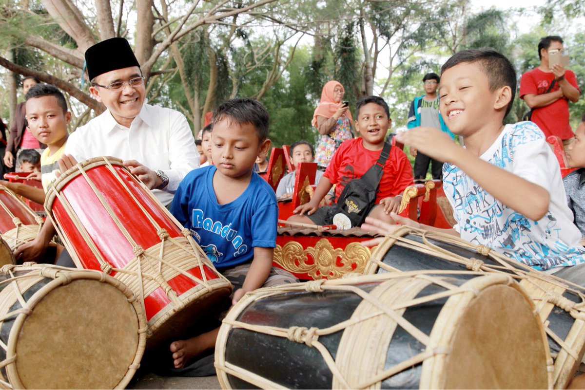 Selalu memperhatikan dengan anak2 banyuwangi thanks <a href="/AzwarAnas_A3/">Abdullah Azwar Anas</a> kami #BersamaAnas